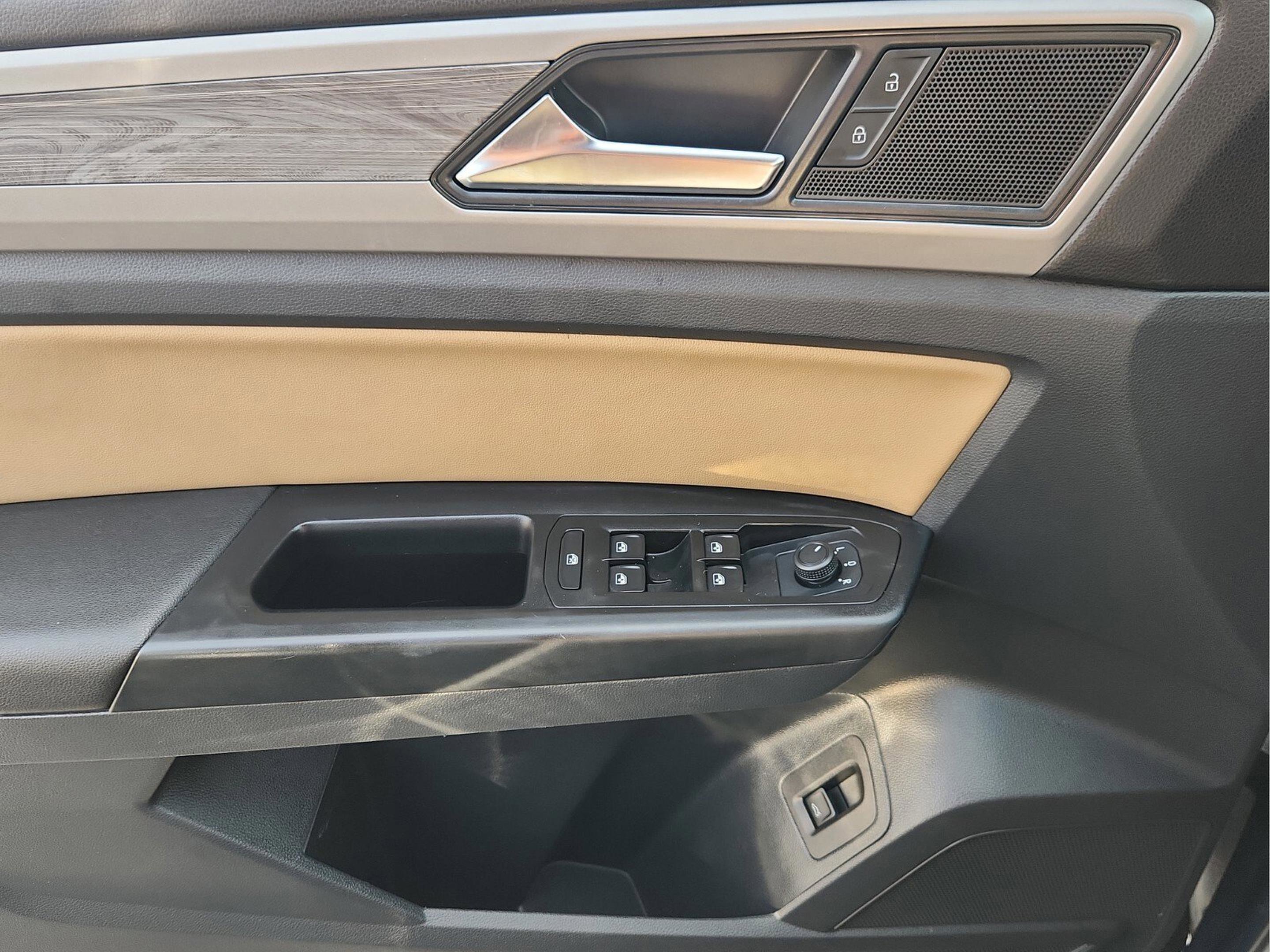 Used 2020 Volkswagen Atlas Cross Sport SE w/ Panoramic Sunroof Package image 24