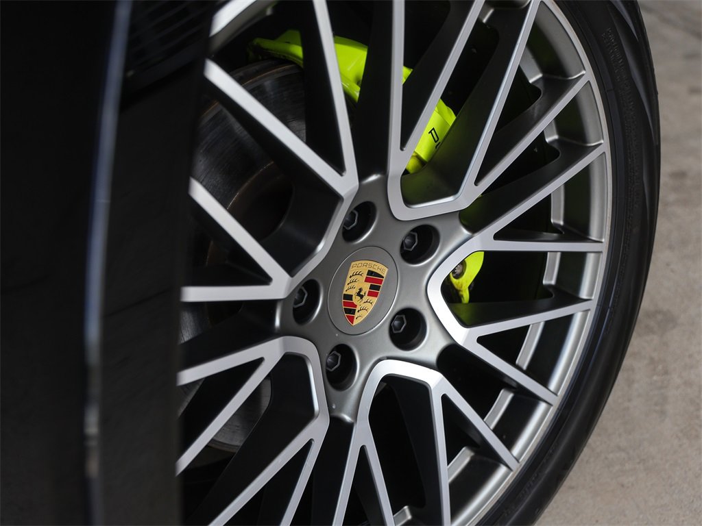 Certified 2023 Porsche Cayenne Platinum Edition image 13