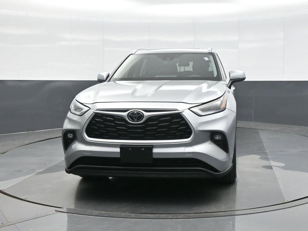 Used 2021 Toyota Highlander XLE image 2