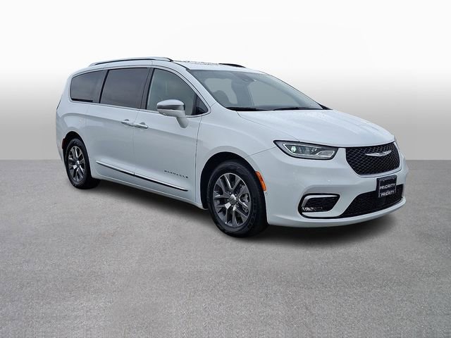 Used 2024 Chrysler Pacifica Pinnacle image 3