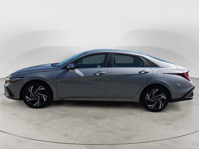 Used 2025 Hyundai Elantra SEL FWD image 2