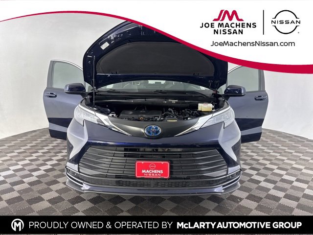 Used 2025 Toyota Sienna LE image 17