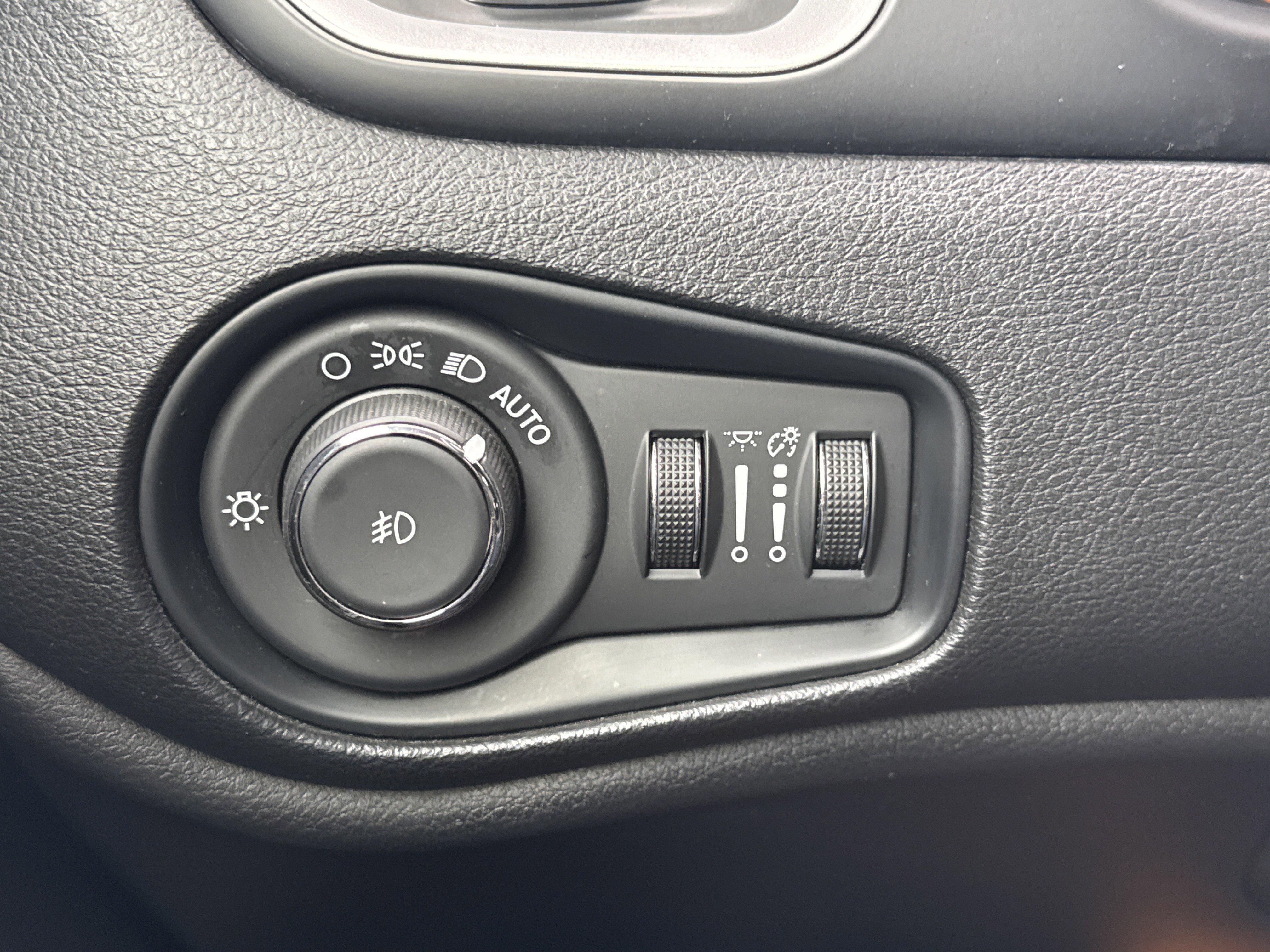 Used 2021 Jeep Renegade Latitude AWD/4WD image 14