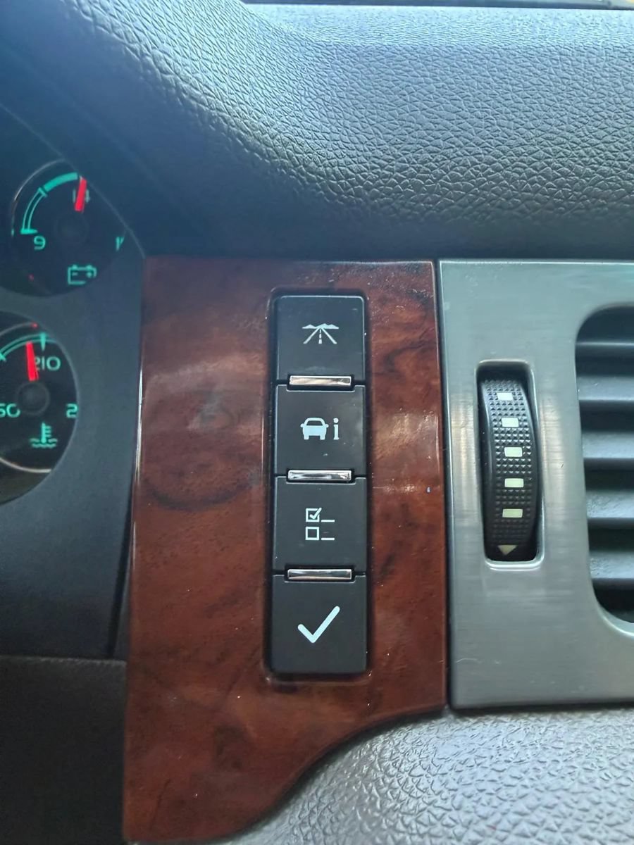 Used 2011 Chevrolet Tahoe LTZ AWD/4WD image 19