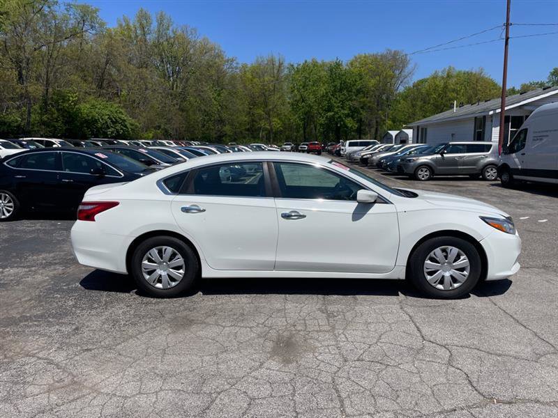 Used 2016 Nissan Altima 2.5 S w/ Power Driver Seat Package FWD image 4