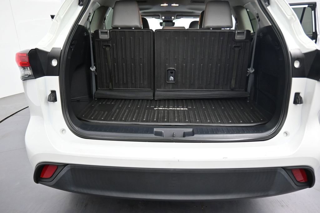 Used 2023 Toyota Highlander XLE AWD/4WD image 16