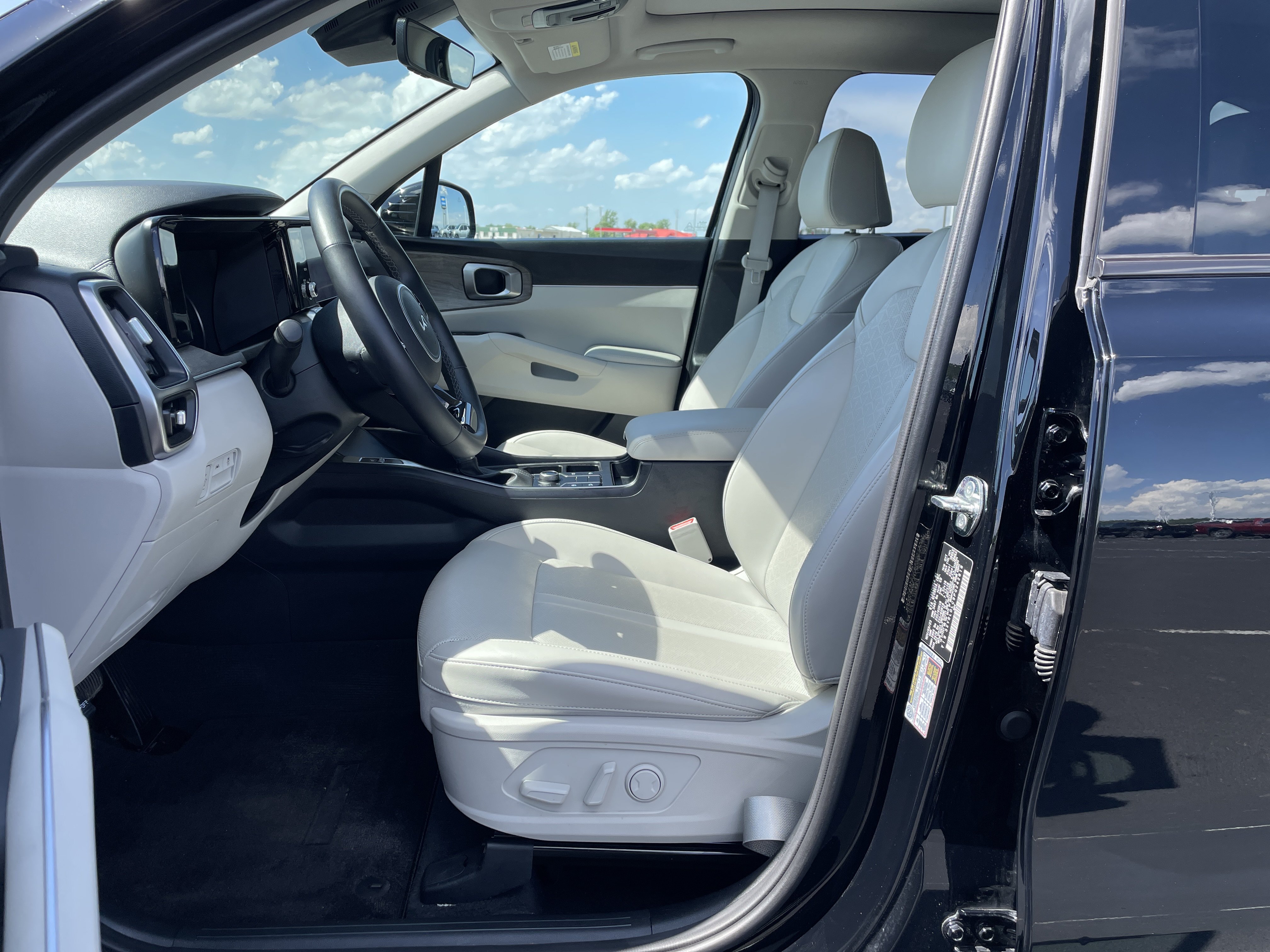 Used 2023 Kia Sorento S w/ Panoramic Sunroof Package AWD/4WD image 17