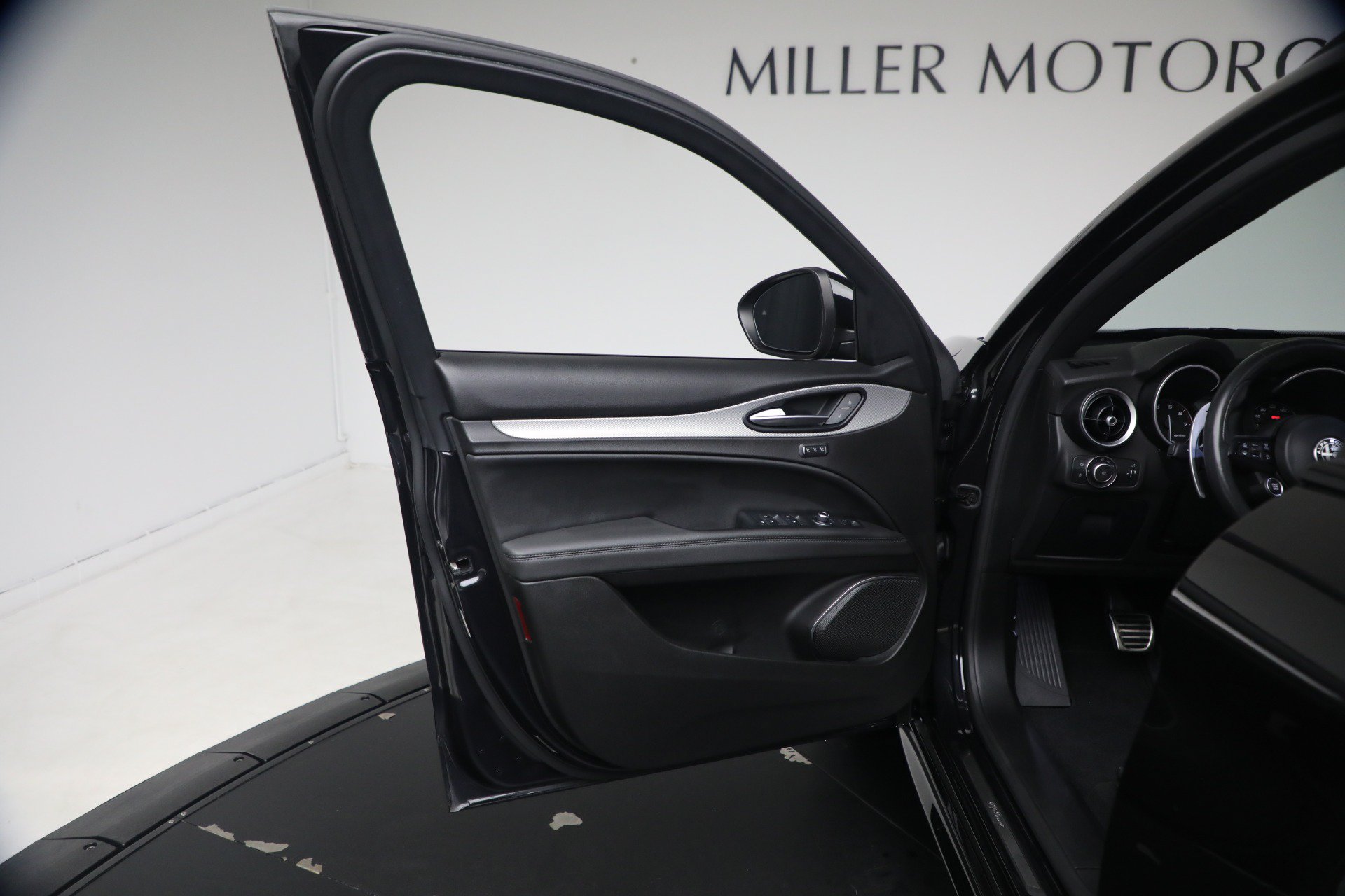 Used 2023 Alfa Romeo Stelvio Veloce AWD/4WD image 24