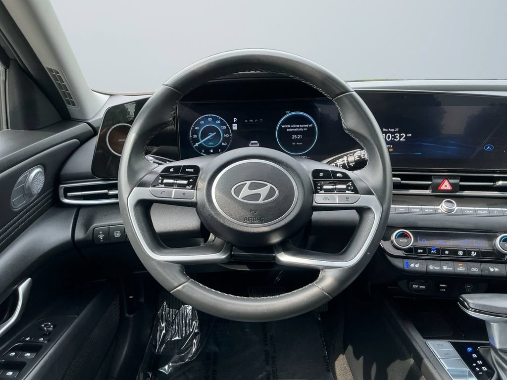 Used 2025 Hyundai Elantra Limited FWD image 13