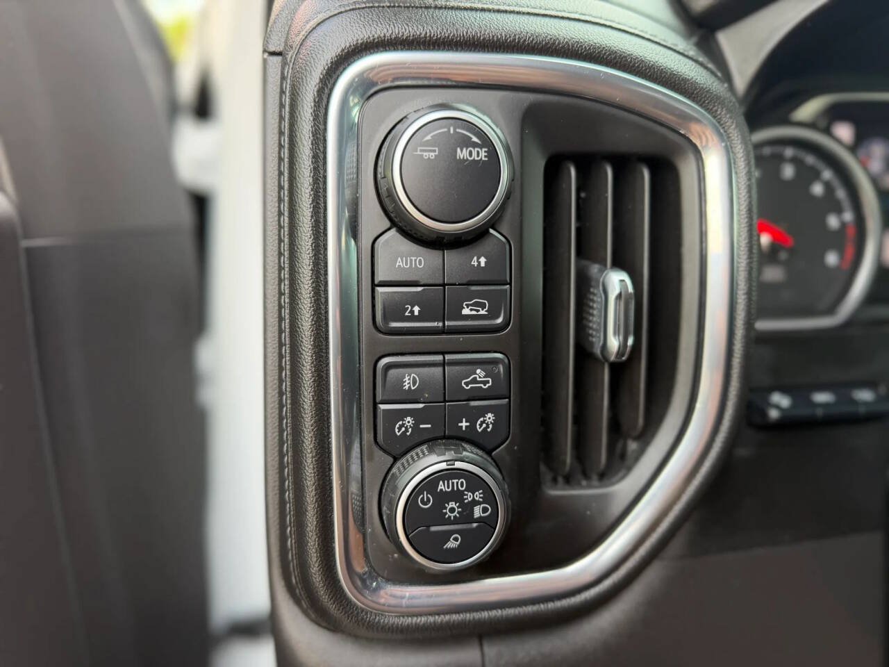 Used 2020 Chevrolet Silverado 1500 LTZ w/ LTZ Plus Package AWD/4WD image 15