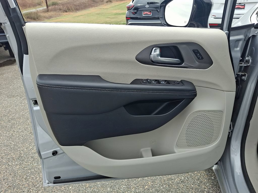 Used 2024 Chrysler Pacifica Touring-L FWD image 12