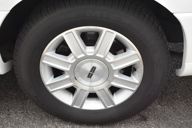 Used 2008 Lincoln Town Car Executive RWD image 47