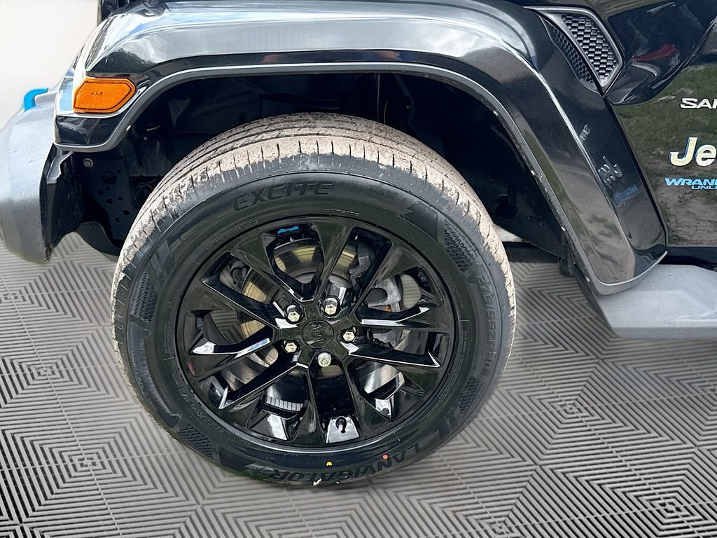 Used 2022 Jeep Wrangler Unlimited Sahara AWD/4WD image 36