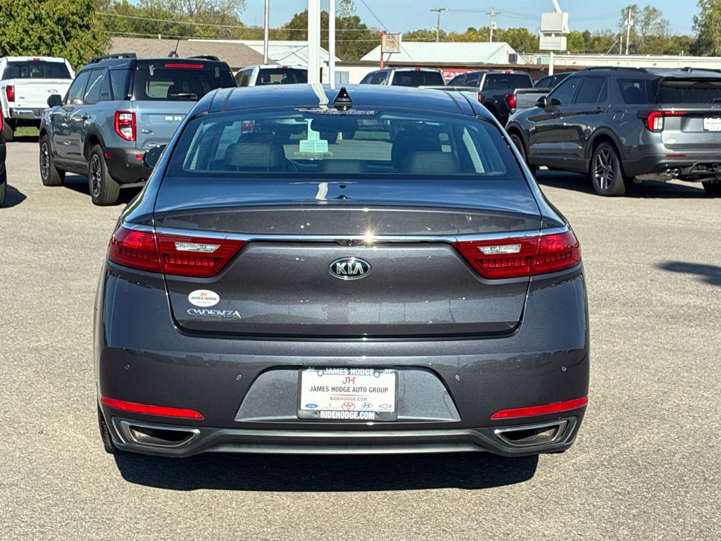 Used 2017 Kia Cadenza Premium w/ Luxury Package FWD image 4