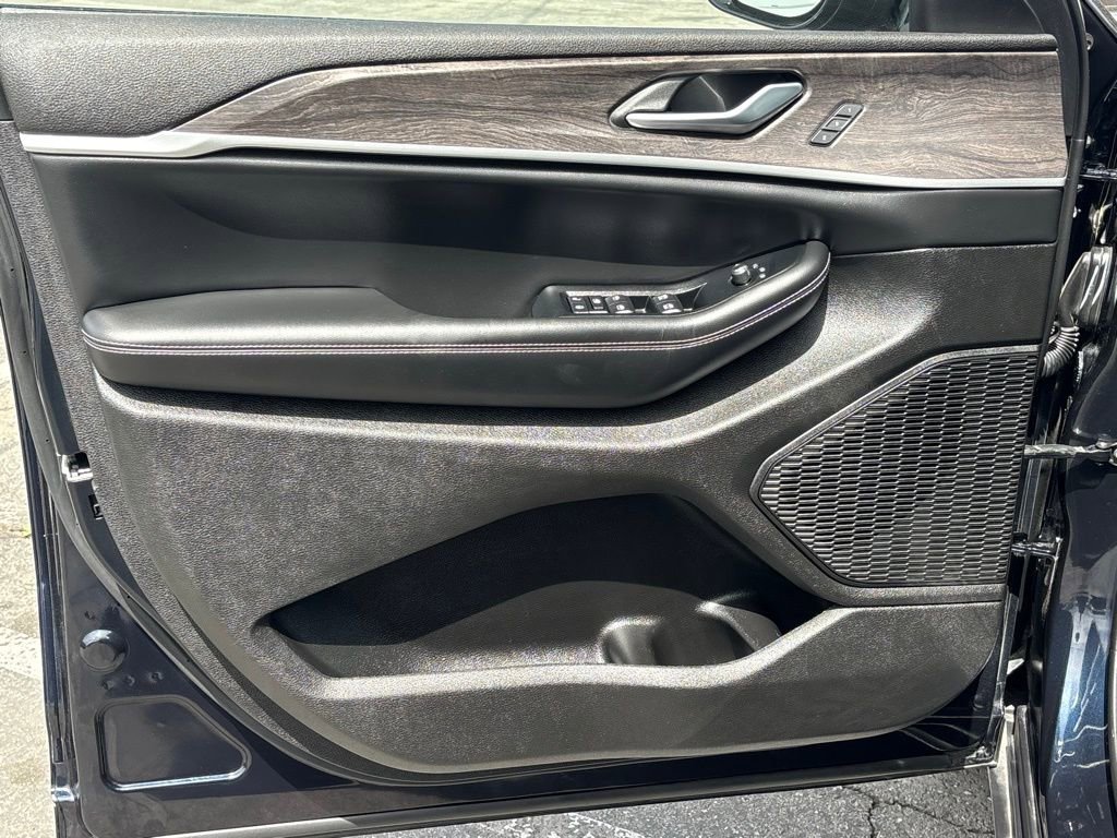 Used 2023 Jeep Grand Cherokee L Limited RWD image 12