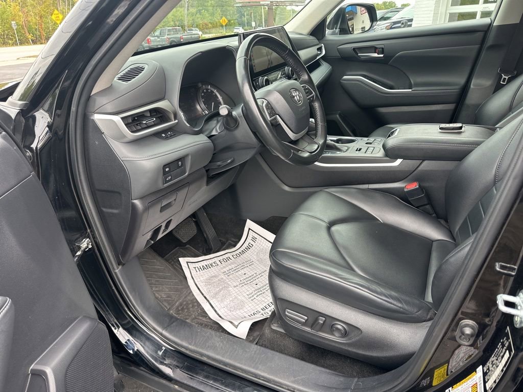 Used 2023 Toyota Highlander XLE image 12