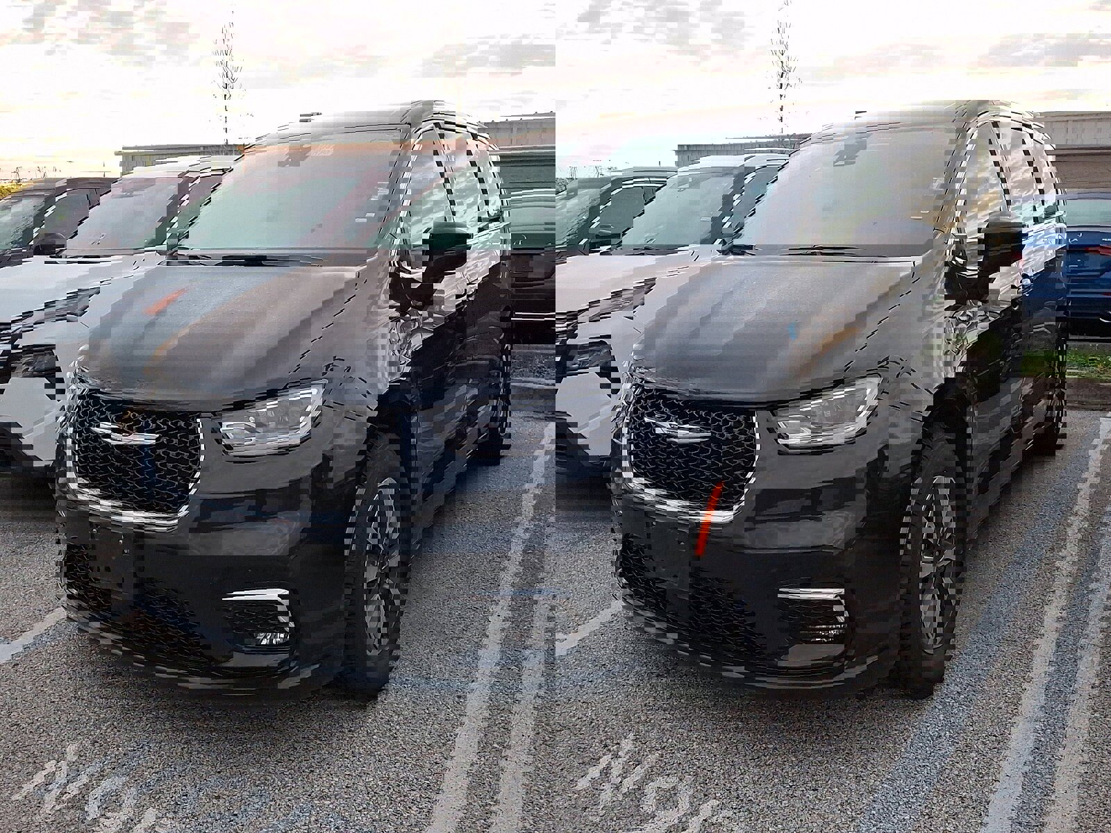 Used 2023 Chrysler Pacifica Touring-L image 2