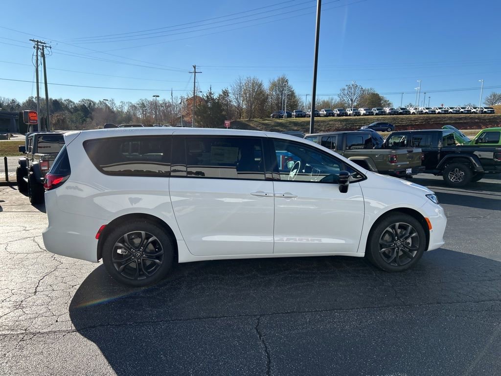 New 2026 Chrysler Pacifica Select AWD/4WD image 8
