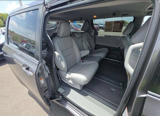 Used 2019 Toyota Sienna XLE FWD image 13