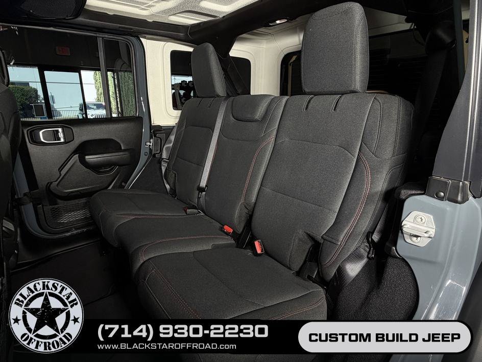 Used 2025 Jeep Wrangler Unlimited Rubicon w/ Convenience Group AWD/4WD image 16