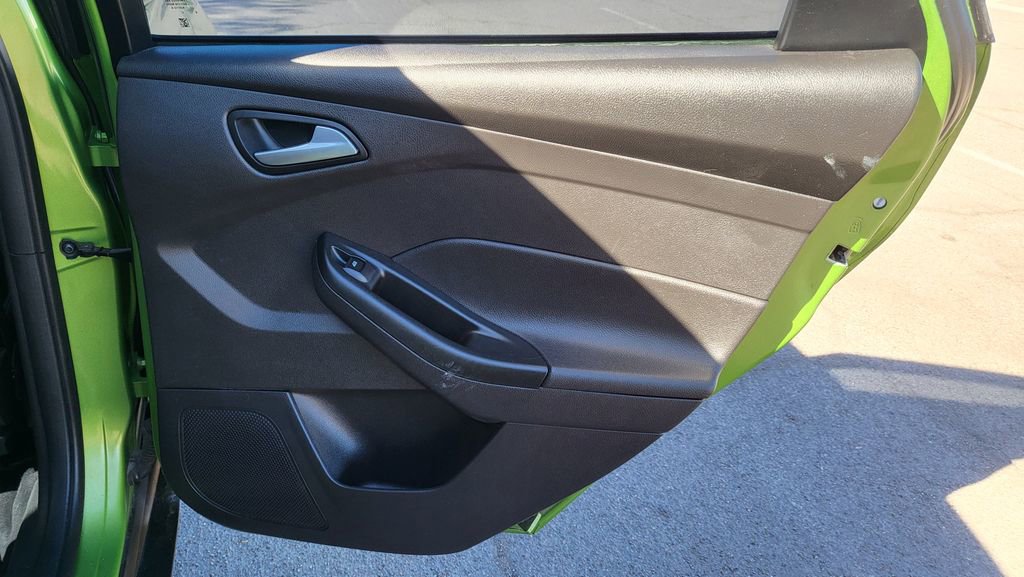 Used 2018 Ford Focus SE w/ SE Appearance Package image 18