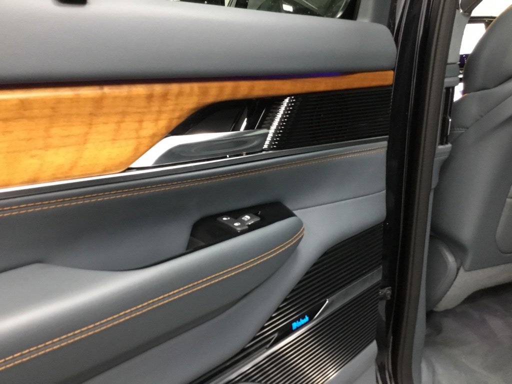 Used 2022 Jeep Grand Wagoneer Series II AWD/4WD image 13