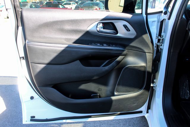 Used 2023 Chrysler Pacifica Limited w/ S Appearance Package image 10