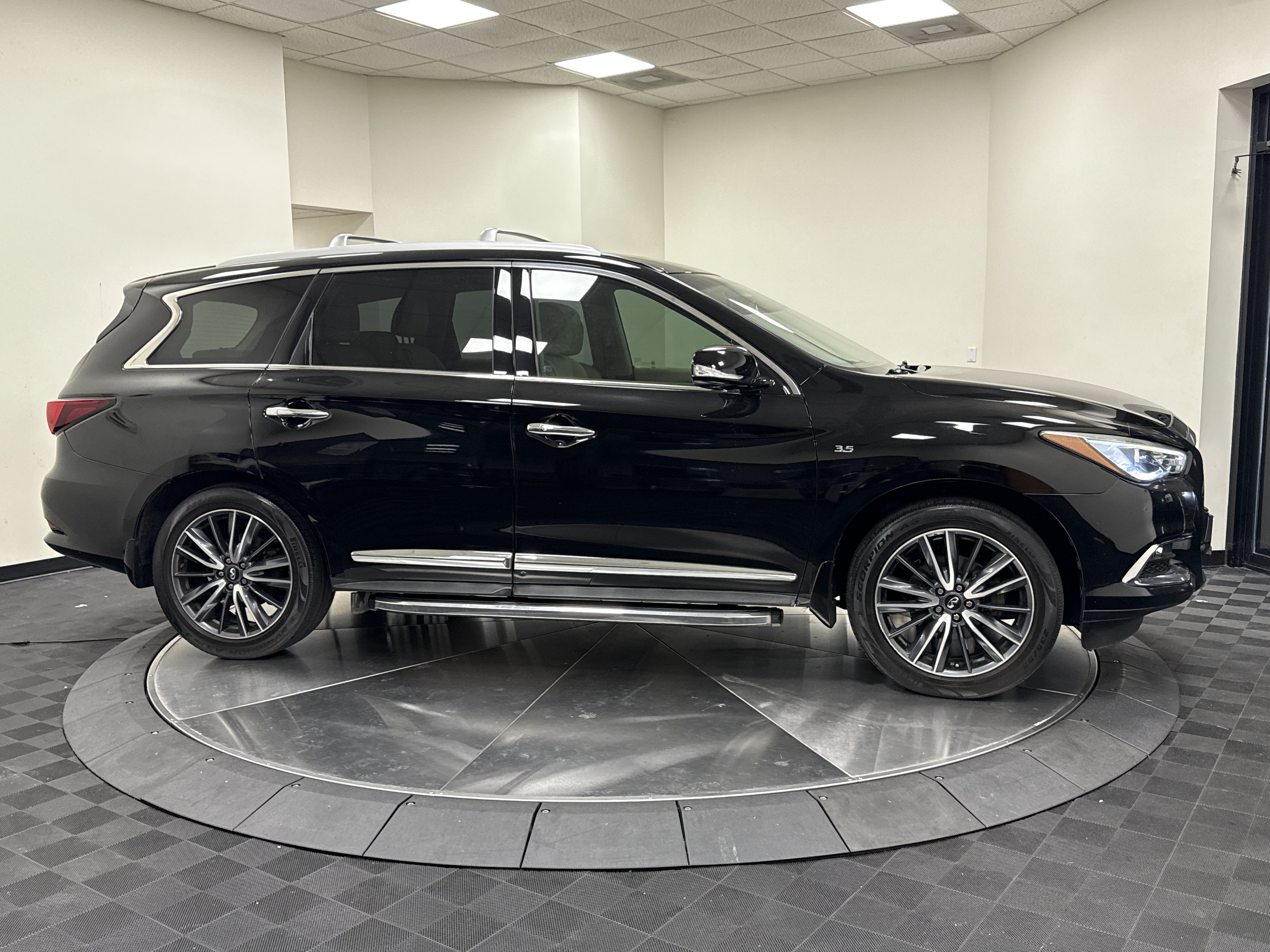 Used 2018 INFINITI QX60 FWD w/ Deluxe Technology Package image 8