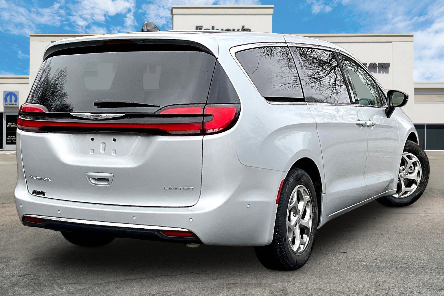 Used 2024 Chrysler Pacifica Limited image 2