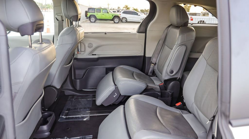 Used 2023 Toyota Sienna Limited image 22