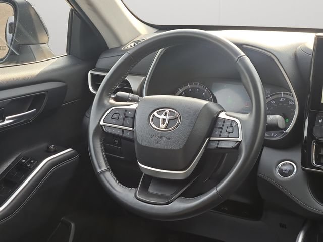 Used 2023 Toyota Highlander XLE FWD image 19