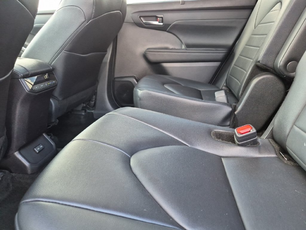 Used 2024 Toyota Highlander XLE AWD/4WD image 12