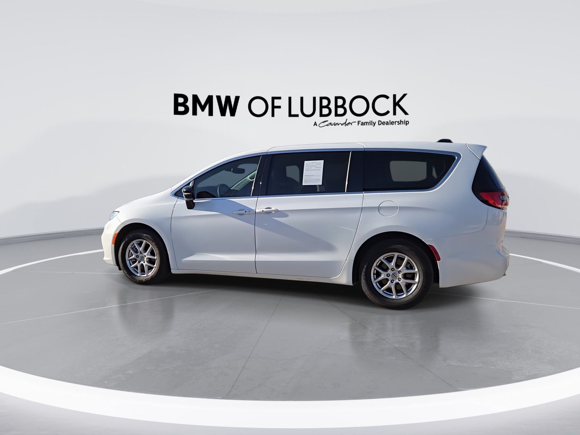Used 2024 Chrysler Pacifica Touring-L FWD image 6