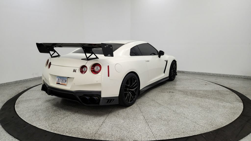 Used 2019 Nissan GT-R AWD/4WD image 17