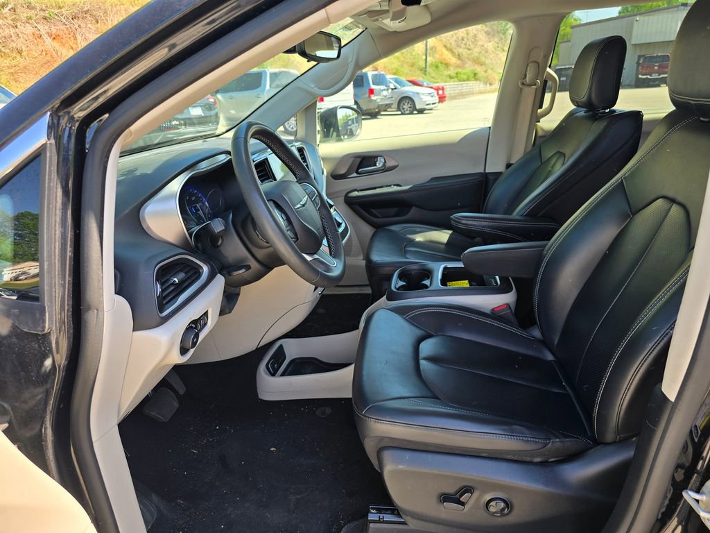 Used 2023 Chrysler Pacifica Touring-L image 4