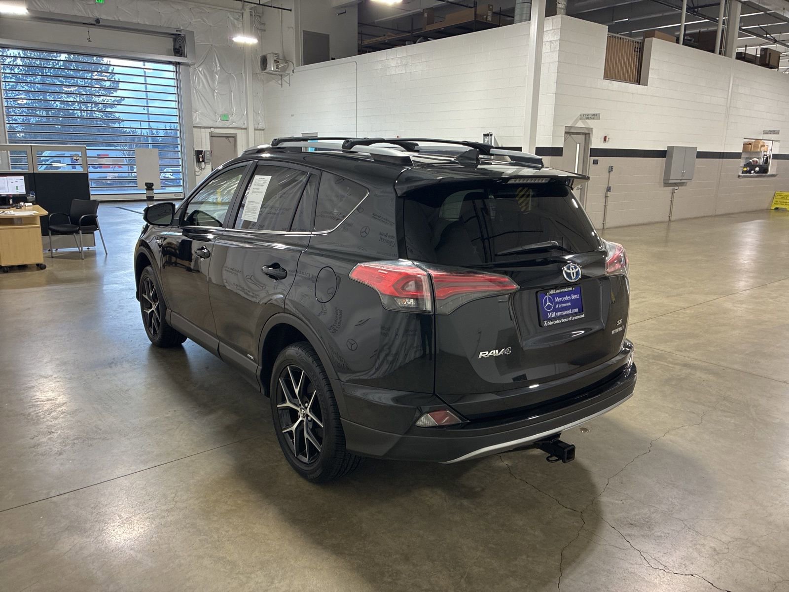 Used 2017 Toyota RAV4 SE image 4
