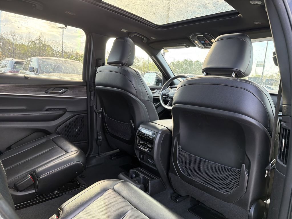 Used 2024 Jeep Grand Cherokee L Limited w/ Luxury Tech Group II image 18