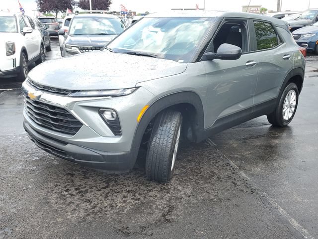 Used 2024 Chevrolet TrailBlazer LS w/ LS Convenience Package AWD/4WD image 2