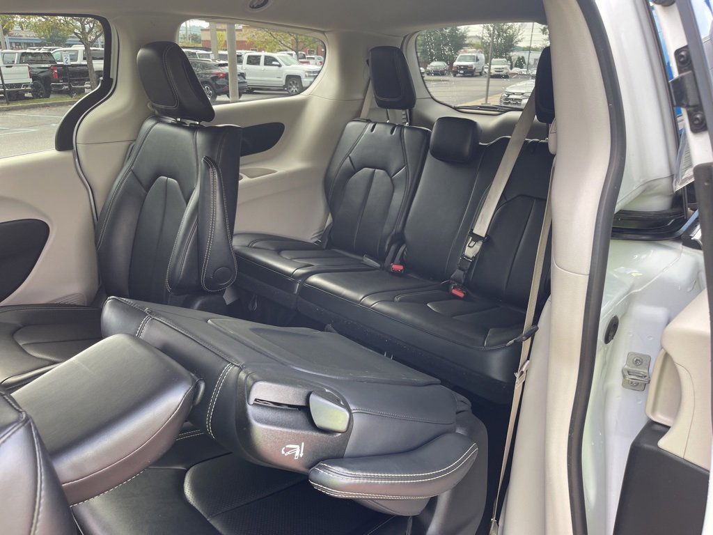 Used 2024 Chrysler Pacifica Select image 13