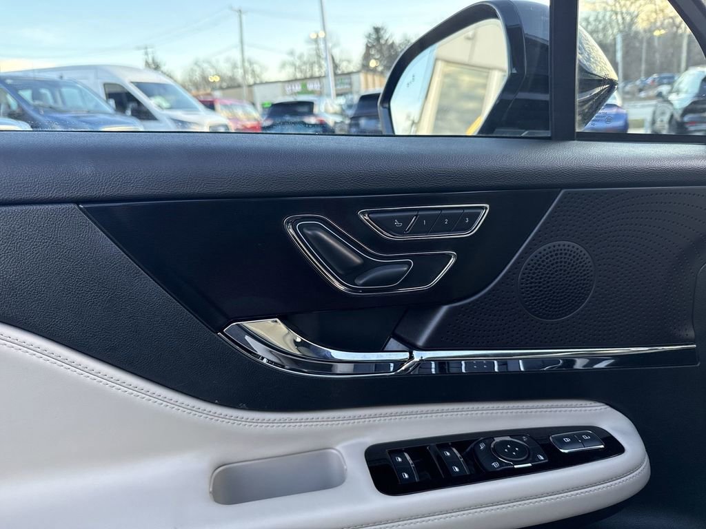 Used 2025 Lincoln Corsair Reserve image 14