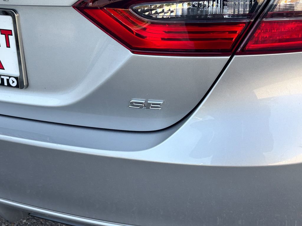 Used 2022 Toyota Camry SE w/ Convenience Package FWD image 9