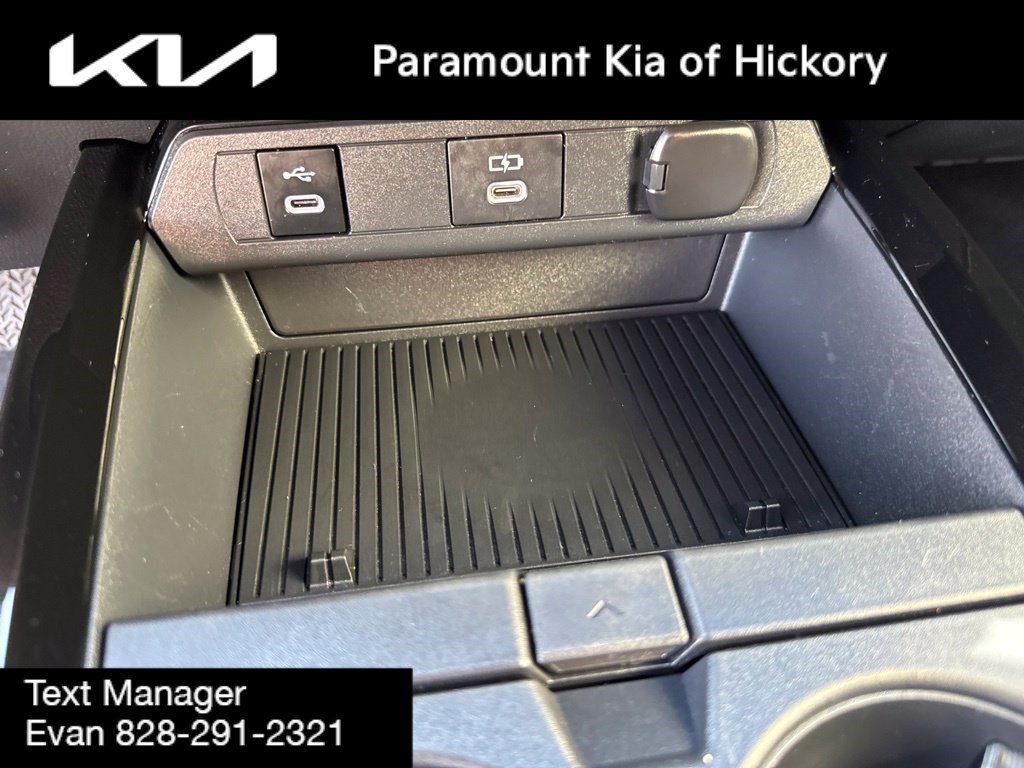 Used 2025 Toyota Prius XLE FWD image 22