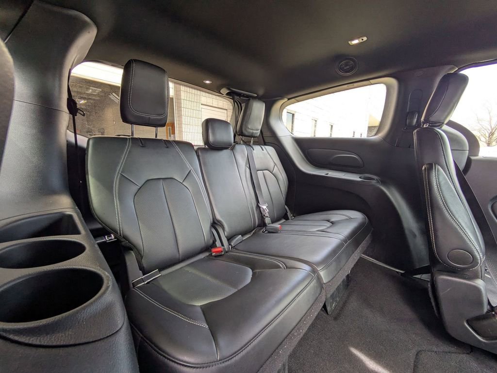 Used 2025 Chrysler Pacifica Select image 28