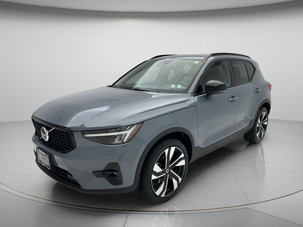 Used 2023 Volvo XC40 B5 Plus w/ Climate Package AWD/4WD image 3