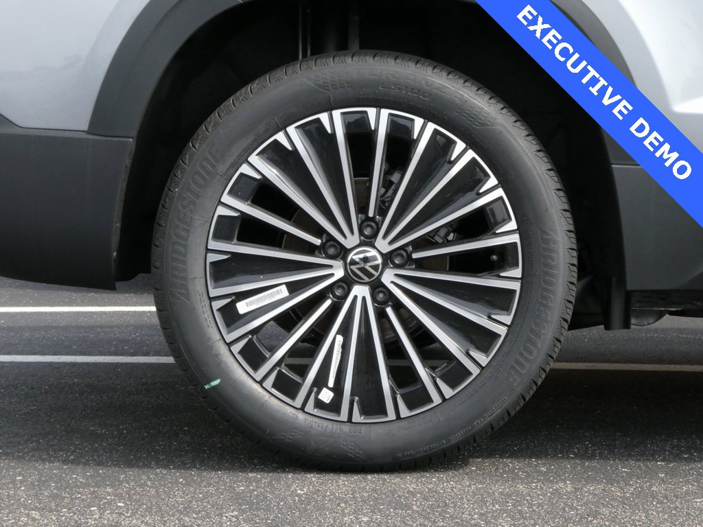 Certified 2025 Volkswagen Taos SE image 24