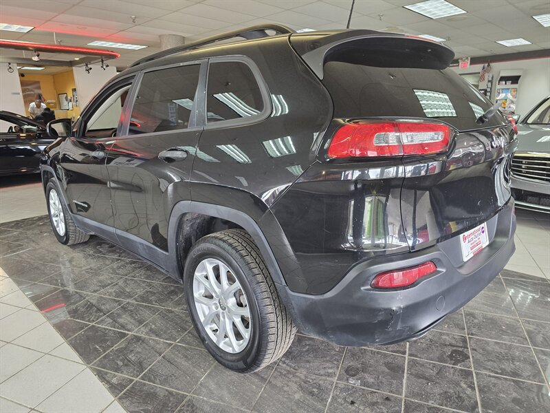 Used 2016 Jeep Cherokee Sport FWD image 6