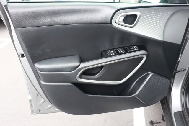 Used 2025 Kia Soul LX w/ LX Technology Package FWD image 9