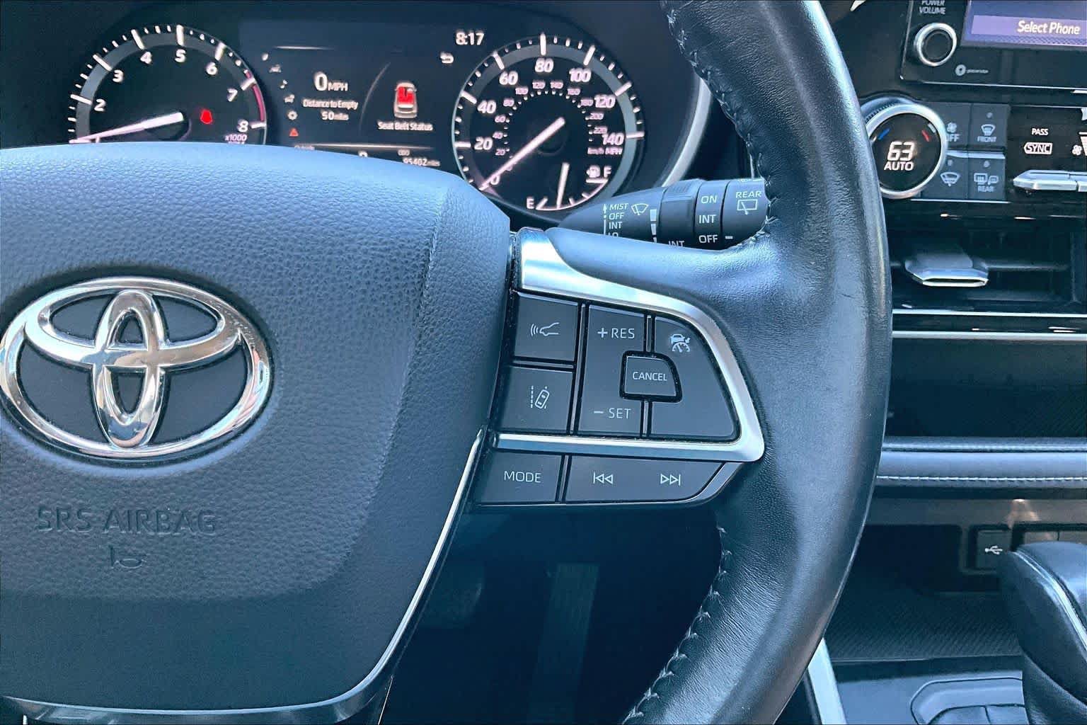 Used 2021 Toyota Highlander XLE AWD/4WD image 25