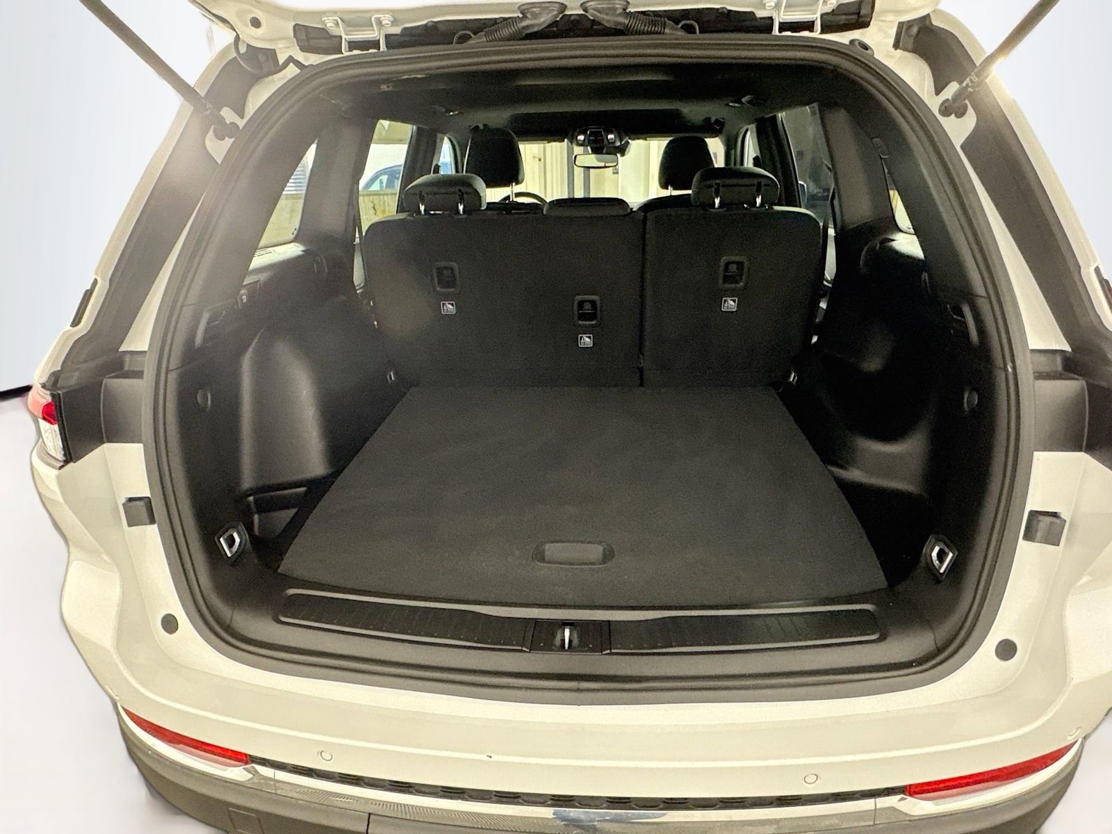Used 2024 Jeep Grand Cherokee Laredo X image 23