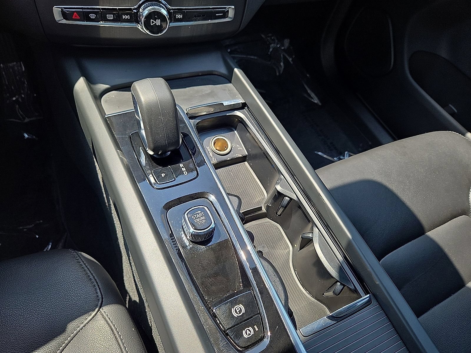 Certified 2024 Volvo XC60 B5 Core AWD/4WD image 30
